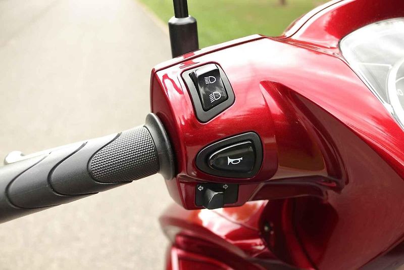 Začínáte v jedné stopě a máte omezený rozpočet? Honda Vision je skvělé řešení.