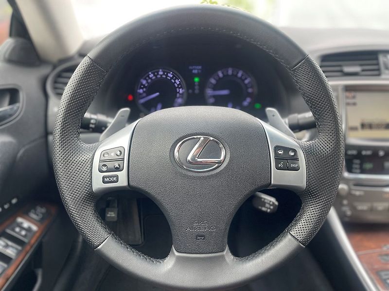 Lexus IS 250 2.5i Automat, STK 07/2028 - fotka 13 z 31