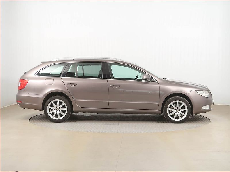 Škoda Superb (2010) 2.0 TDI, Xenony, Tempomat - fotka 6 z 14
