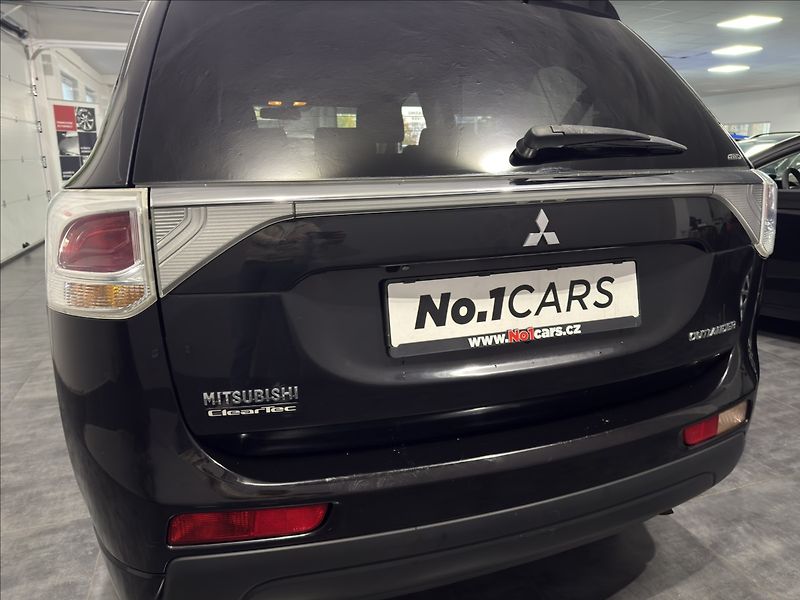 Mitsubishi Outlander 2,3   DI-D 4X4 7MÍST SPORT TZ - fotka 31 z 39