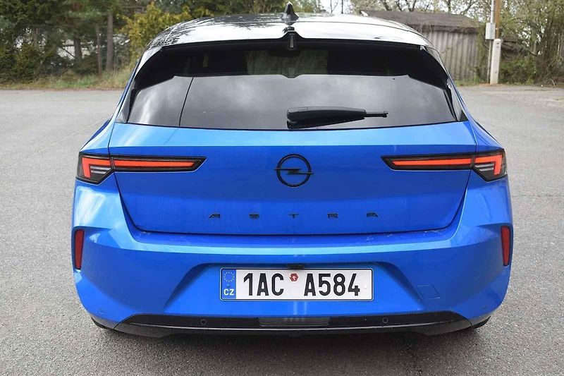 Opel Astra je dobře připraven pro dlouhé přesuny i na horších vozovkách.
