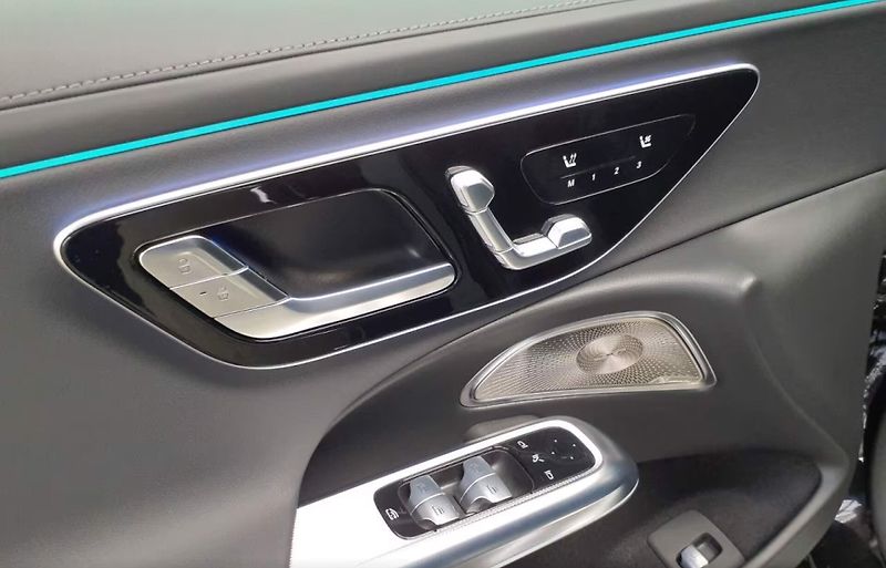 Mercedes-Benz Třídy E 220d 4M Excl. Premium HuD Vent - fotka 11 z 12