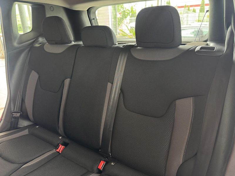 Jeep Renegade 1,3T 4xe*AWD*Distronic*Kamera - fotka 14 z 34