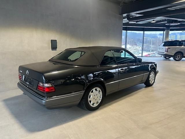 Mercedes-Benz 124 (1995) E320 24V kabriolet - fotka 7 z 28