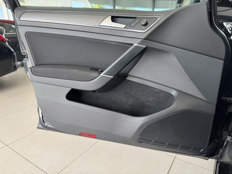 Volkswagen Golf 1,0TSI DSG*81kW*LED*Masáž - fotka 26 z 32