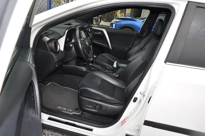 Toyota RAV4 2.5 Hybrid - fotka 6 z 22