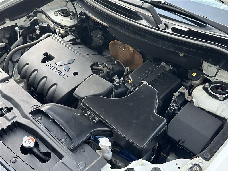 Mitsubishi Outlander 2,0 150PS  Intense A/T 4x4 - fotka 44 z 53