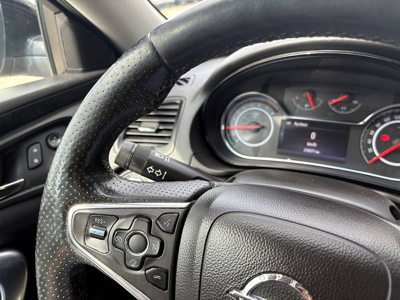 Opel Insignia Sports Tourer Sport A16XHT 125 - fotka 11 z 21