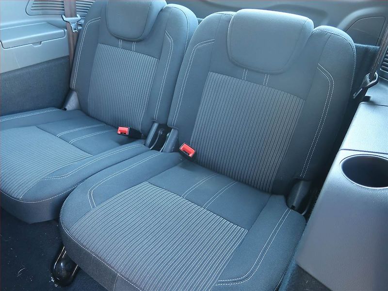 Ford Grand C-MAX (2011) Trend 2.0 TDCi, Automat - fotka 21 z 24