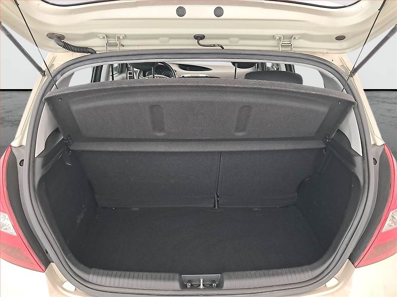 Hyundai i20 (2011) 1.2 - fotka 14 z 17