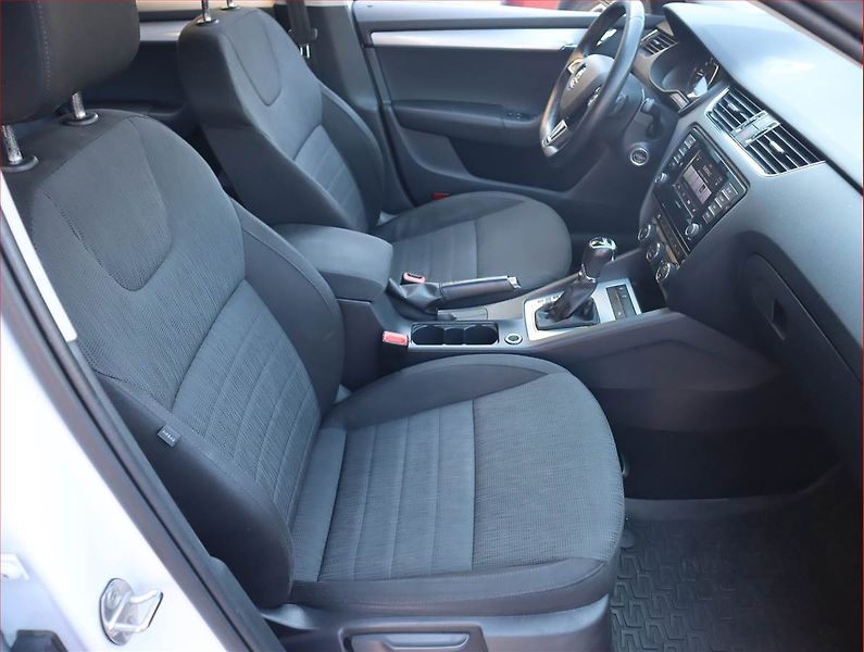Škoda Octavia (2015) 2.0 TDI, Automat, Serv.kniha - fotka 9 z 20