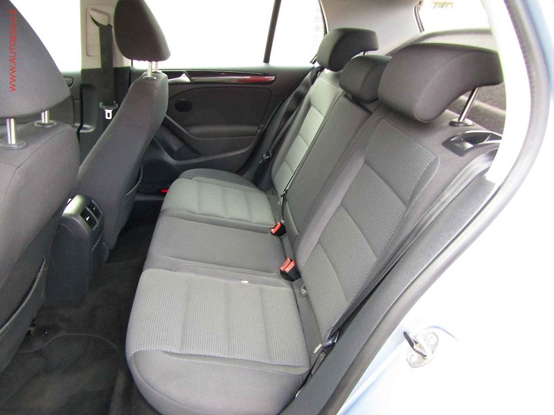 Volkswagen Golf (2009) 2.0 TDi, AC, výhřev sed - fotka 10 z 17