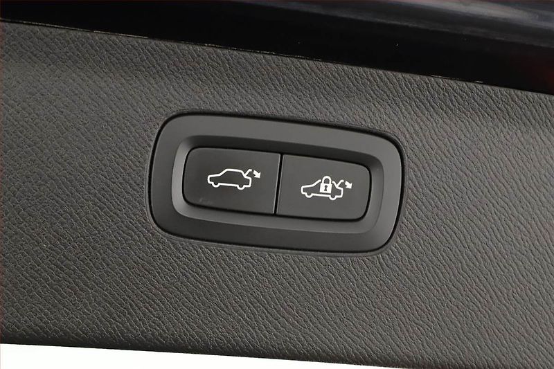 Volvo XC90 (2016) D5 AWD - fotka 16 z 19