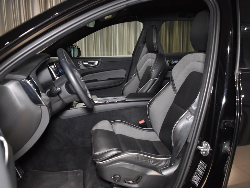 Volvo XC60 2,0 B4 AWD R-Design tažné. - fotka 9 z 22
