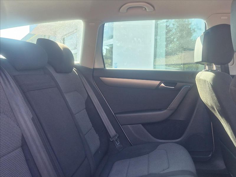 Volkswagen Passat 1,4 TSI DSG AUTOAC SENZOR TAŽN - fotka 12 z 37