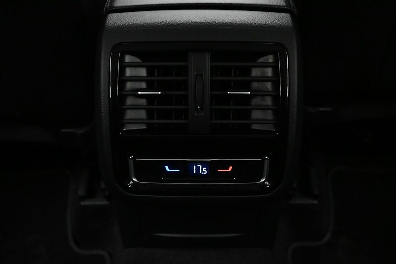 Volkswagen Passat 2,0 TDI 110 kW DSG Elegance Zá - fotka 22 z 33