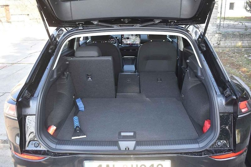 Volkswagen T-Roc je výborně jezdící menší rodinné SUV.