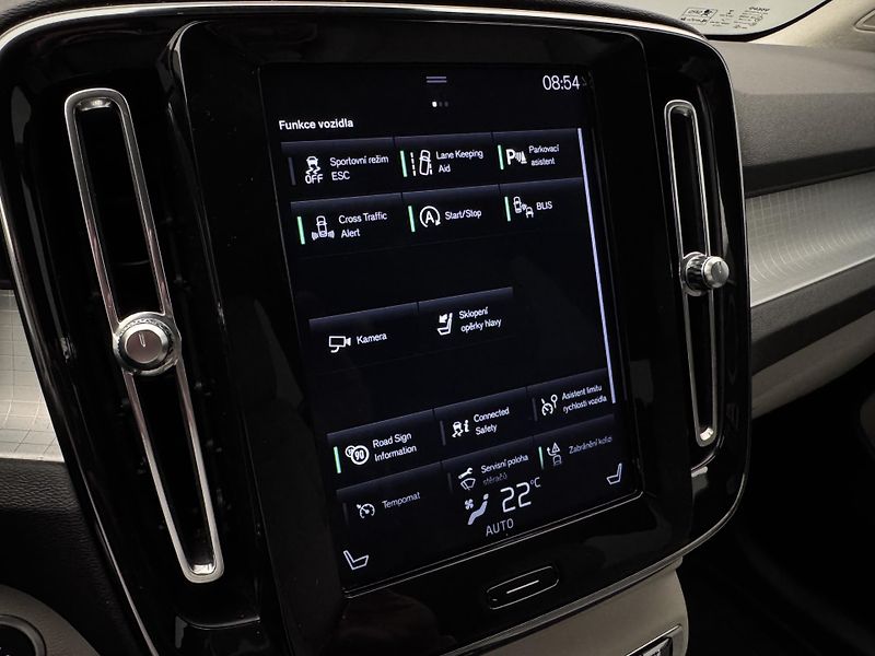 Volvo XC40 T3 MOMENTUM REZERVACE - fotka 33 z 47
