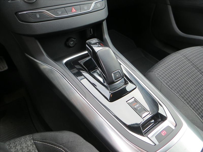 Peugeot 308 1,2 PureTech AUT8 S&S SW ČR - fotka 13 z 23
