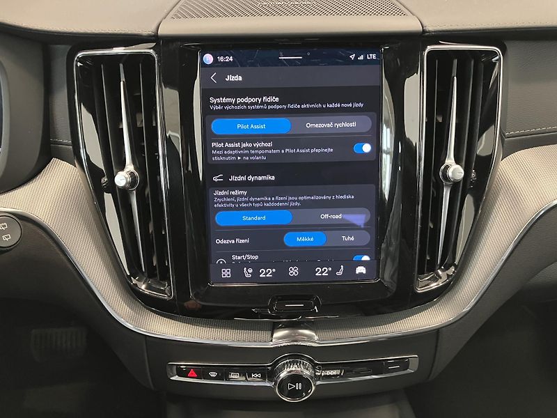Volvo XC60 B4 FWD Ultimate Dark AT8 - fotka 30 z 44