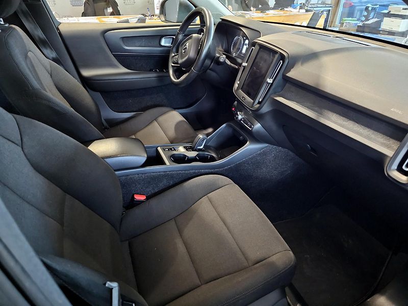 Volvo XC40 D3 Automat ČR 1.majitel - fotka 12 z 45