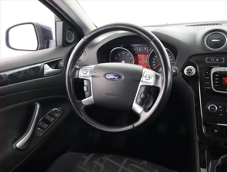 Ford Mondeo (2011) 1.6 EcoBoost, Xenony, Tempomat - fotka 7 z 21