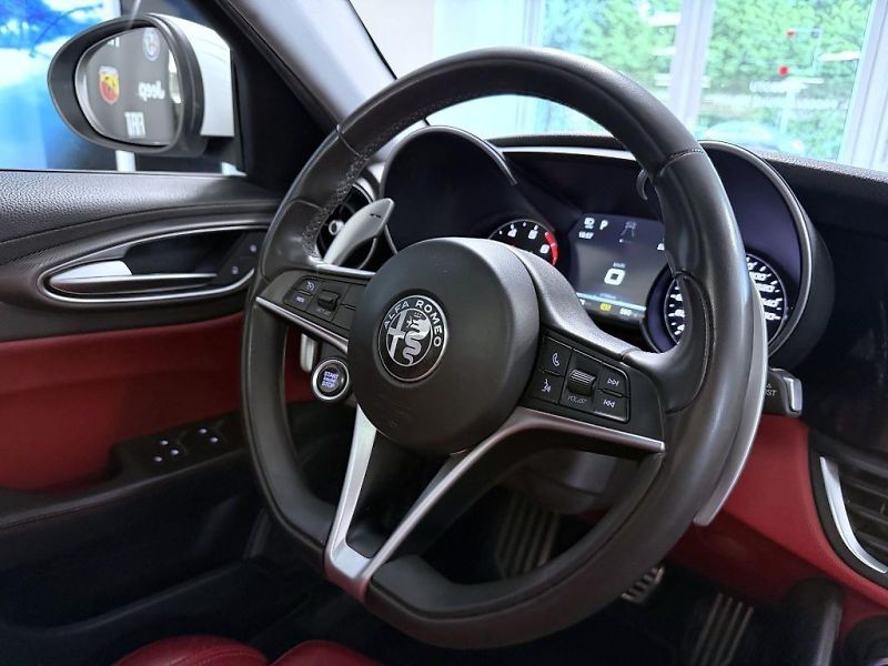 Alfa Romeo Giulia (2017) 2.0 T 280k AT8 ZF Q4 4x4 Veloc - fotka 16 z 20