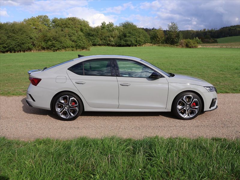 Škoda Octavia 2,0 TSI RS 180kW DSG CZ 1.Maj - fotka 8 z 30