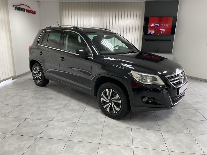 Volkswagen Tiguan 2.0 TDi 4x4 AT ČR SER. WEBASTO - fotka 2 z 24