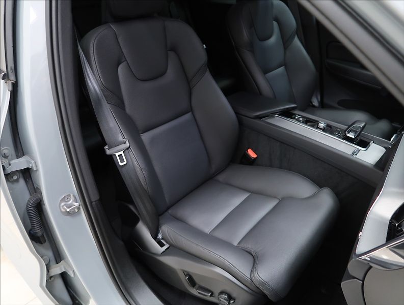 Volvo XC60 2,0 B4 AWD PLUS DARK - fotka 52 z 55