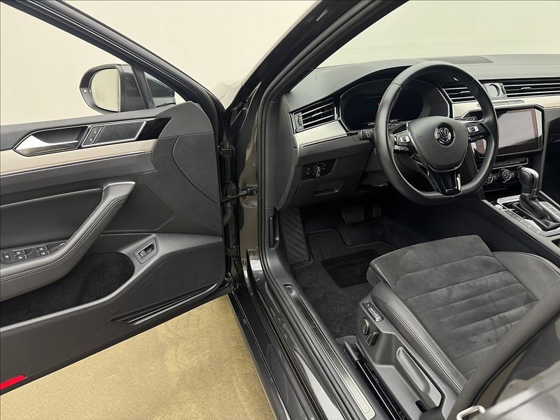 Volkswagen Passat 2,0 R-LINE DSG 4X4 VC DCC PANO - fotka 30 z 41