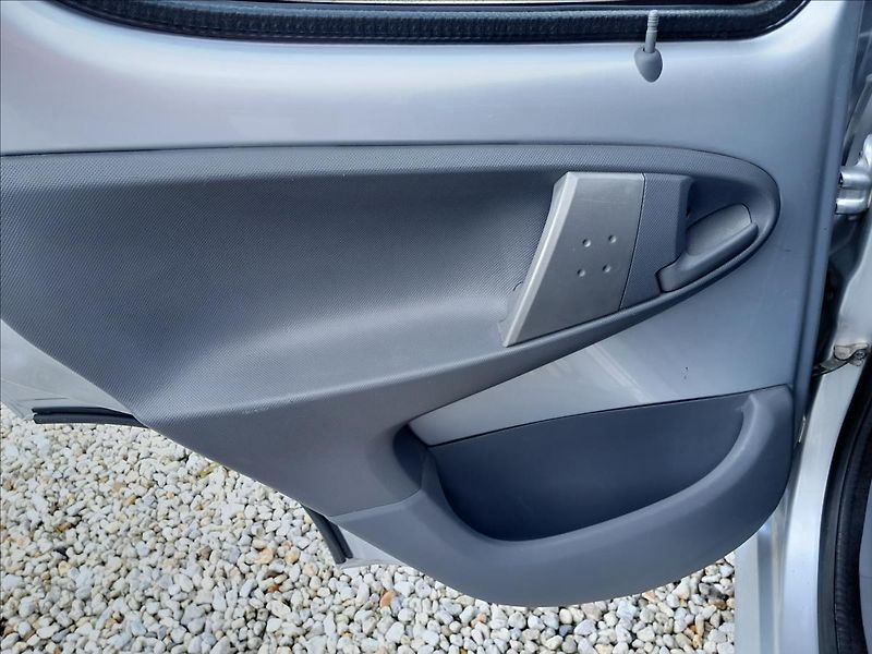 Peugeot 107 1,0i 50kW AUTOMAT - fotka 21 z 38