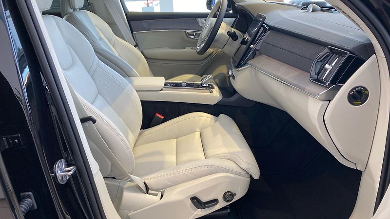Volvo XC90 (2026) ULTRA BRIGHT, B5 AWD, 184+10 k - fotka 14 z 15