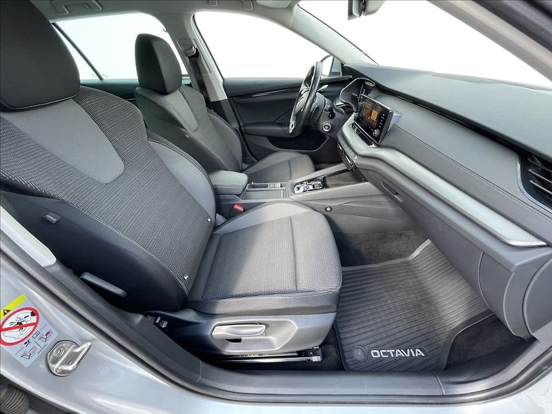 Škoda Octavia 2,0 TDI Combi Ambition Plus - fotka 17 z 23