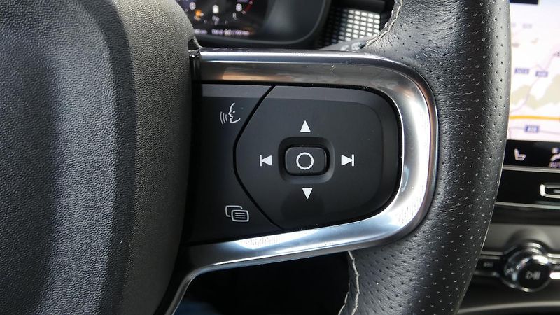 Volvo XC40 B4 AWD R-Design - fotka 12 z 22