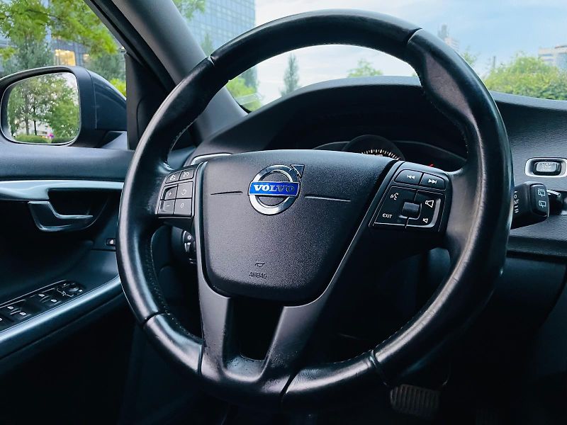 Volvo V60 2.0D3 5V AUT VÝHŘEV SERVISKA - fotka 26 z 47
