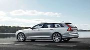 Luxusní velký kombík Volvo V90 je citelně dražší než sedan S 90. Ten stojí 1 222 900 Kč, zatímco kombi 1 289 99 Kč. Rozdíl je tak 67 000 Kč