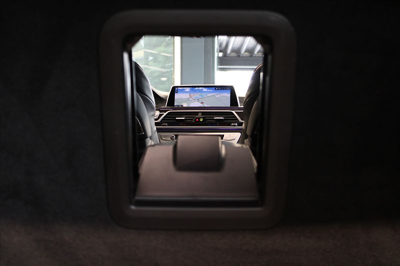 BMW Řada 7 740d xDrive Masáž/NezTop/360°/ - fotka 33 z 37