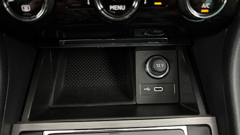 Škoda Superb 2.0 TDI DSG 4x4 Style Combi - fotka 23 z 30