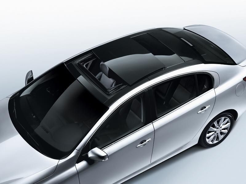 Renault Latitude je vlastně Samsung SM5, jen s jiným logem a drobnými změnami.