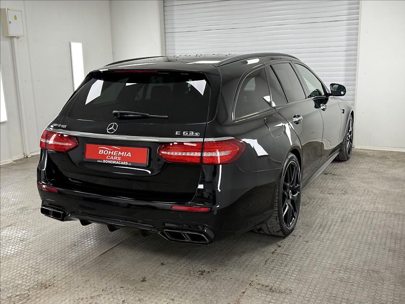 Mercedes-Benz Třídy E 4,0 Mercedes-AMG E 63S 4MATIC+ - fotka 12 z 35
