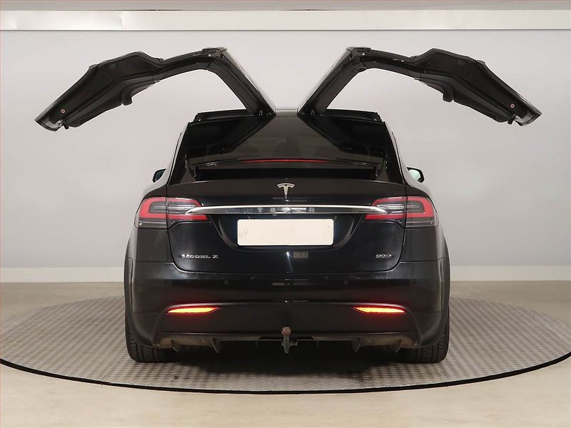 Tesla Model X (2016) 90D, SoH 84% - fotka 21 z 28