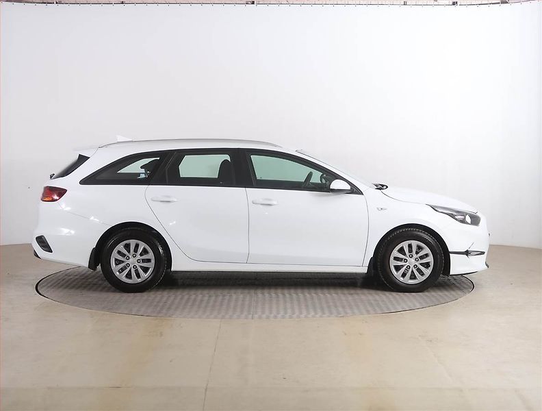 Kia Ceed (2022) Silver 1.5 T-GDI, Serv.kniha - fotka 6 z 16