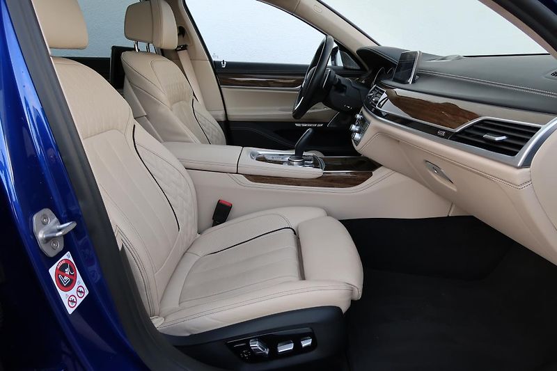 BMW Řada 7 750Li xDrive - fotka 11 z 18