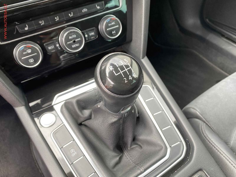 Volkswagen Passat (2015) 2.0TDI, LED, navi - fotka 16 z 18