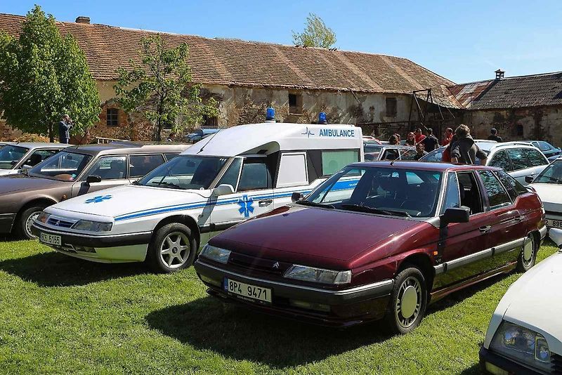 Jarní koulení - sraz automobilů a příznivců značky Citroën na zámku ve Svojšíně na Tachovsku.