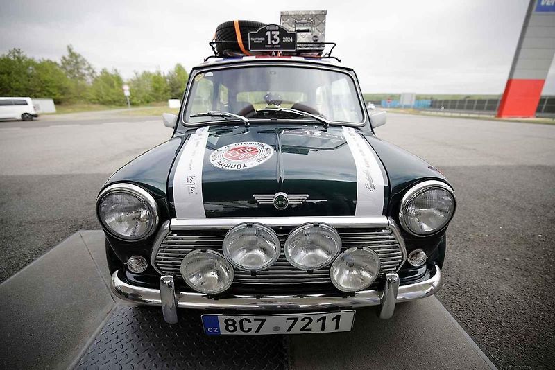 Všichni účastníci s vozy v cíli druhého ročníku Oldtimer Expressu, který mířil z Prahy do řeckých Atén.