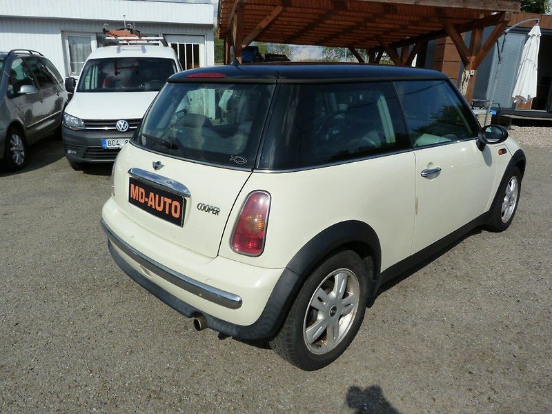 Mini Cooper 1.6 i 85 kw - fotka 6 z 17