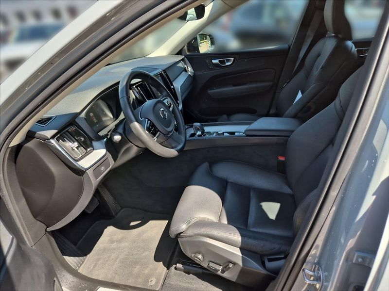 Volvo XC60 2,0 B4 AWD Plus Dark - fotka 7 z 17