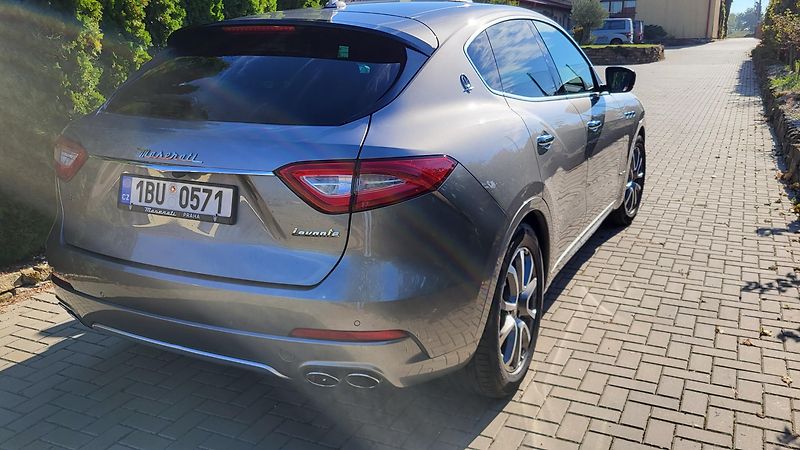 Maserati Levante (2018) barva šedá metalíza - fotka 4 z 8